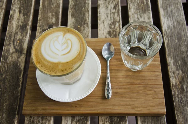 커피숍 및 restauran에서 나무 테이블에 라 떼 아트 뜨거운 커피 — 스톡 사진