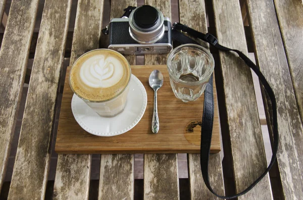 Горячий кофе латте с записной книжкой и камерой блога путешественников — стоковое фото