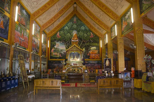 Wat Chonprathan Rangsan para los tailandeses visitan y rezan respec — Foto de Stock