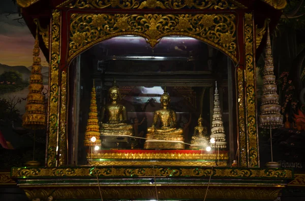 Wat Chonprathan Rangsan para as pessoas tailandesas visitar e rezar respec — Fotografia de Stock