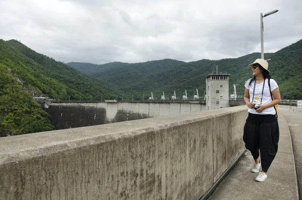 Aziatische Thaise vrouwen reiziger bezoek aan Bhumibol Dam in Tak, Thailand — Stockfoto