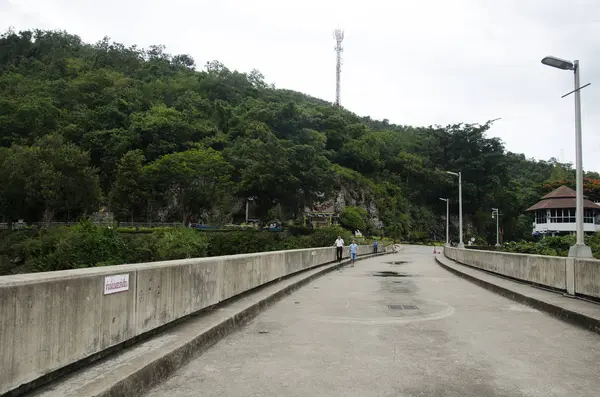 Thaise mensen en buitenlander reizigers wandelen en bezoek aan Bhumibo — Stockfoto