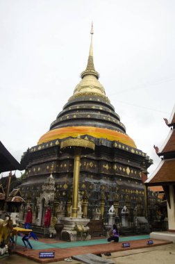 Asya Tay insanlar dua saygı ve ziyaret chedi Wat Ph yürümek