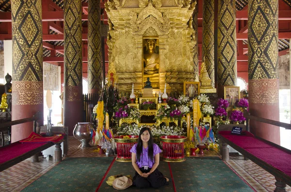 Viajeros tailandeses posando para tomar fotos con buddha st de oro — Foto de Stock