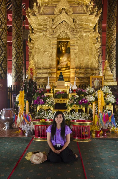 Viajeros tailandeses posando para tomar fotos con buddha st de oro — Foto de Stock