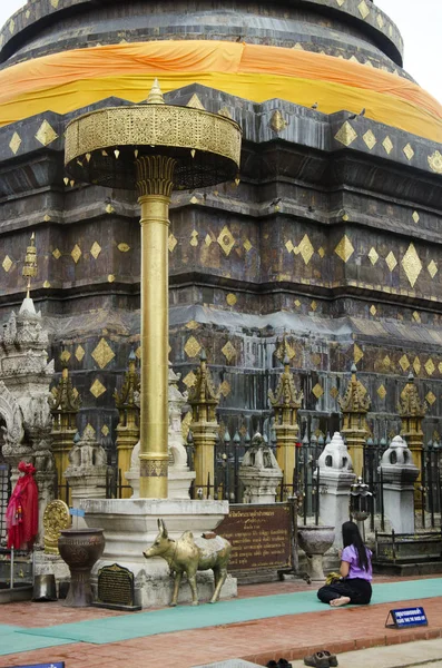 Азиатские тайцы уважают молитвы и ходить навещать чеди в Ват Пхе — стоковое фото