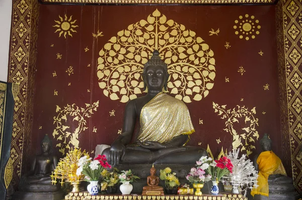 Statue de bouddha en métal pour le peuple thaï respecte prier et marcher vis-à-vis — Photo