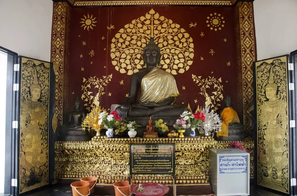 Μεταλλικό άγαλμα του Βούδα για Ταϊλάνδης άνθρωποι σέβονται προσεύχεται και με τα πόδια έναντι — Φωτογραφία Αρχείου