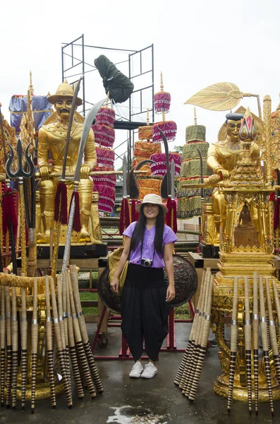 Thai femmes voyageurs posant pour prendre des photos avec thai guerrier cos — Photo
