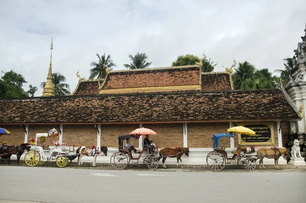 Ταϊλάνδης άνθρωποι και άλογα άμαξα ταξιδιώτες που περιμένουν οι άνθρωποι u — Φωτογραφία Αρχείου