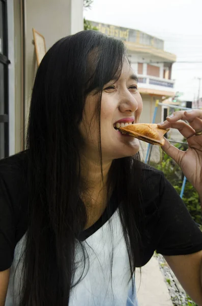 Taylandlı Kadın Sıcak Yemek Kafe Restoran Tayland Ton Balığı Sandviç — Stok fotoğraf