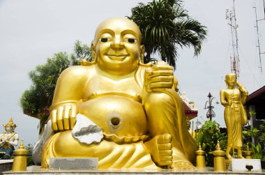Shin Thiwali heykel ve Katyayana veya Gautama Buddha Tay adı Phra sangkatjay mutlu aradı ve Buda Wat Sakae Krang adlı Uthai Thani, Tayland, dua insanlar güldürdü