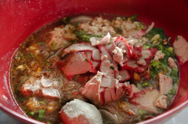 Özel çorbası baharatlı ya da domuz eti ve diğer baharat masada ile erişte tom yam çorba Tay tarzı