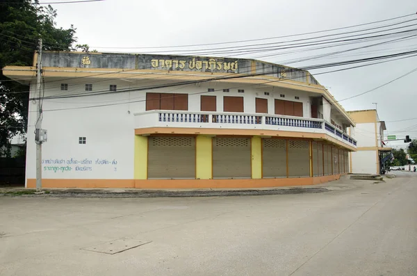 Edificio Comercial Retro Clásico Casa Callejón Pequeño Con Carretera Tráfico — Foto de Stock