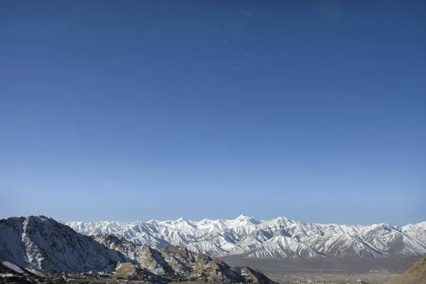 Zobacz krajobraz Leh Ladakh Village z Khardung La Road w Hi — Zdjęcie stockowe