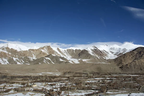 Uitzicht landschap van Leh Ladakh Village van Khardung La Road in Hi — Stockfoto