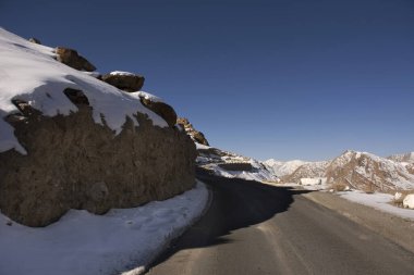Himalayalar ile Khardung L arasındaki dağların manzarasını görüntüle