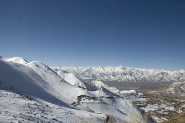 Himalayalar ile Khardung L arasındaki dağların manzarasını görüntüle