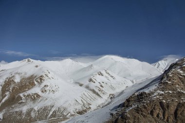 Himalayalar ile Khardung L arasındaki dağların manzarasını görüntüle