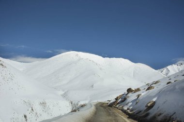 Himalayalar ile Khardung L arasındaki dağların manzarasını görüntüle