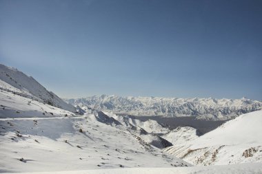 Himalayalar ile Khardung L arasındaki dağların manzarasını görüntüle