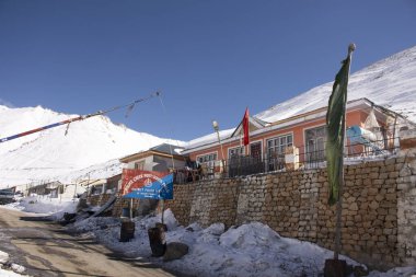 Hintliler ve gezginler kontrol noktası kamerasında araba dinlenmesini durdurdu.