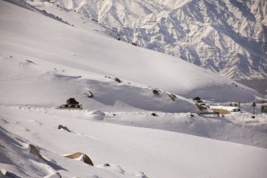 Khardung La yolunda minibüs kullanan Hintliler Nubra V 'e gidiyorlar.