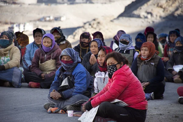 Тибетцы ждут в монастыре Тиксей и Намгьял Цемо Гомпа. — стоковое фото