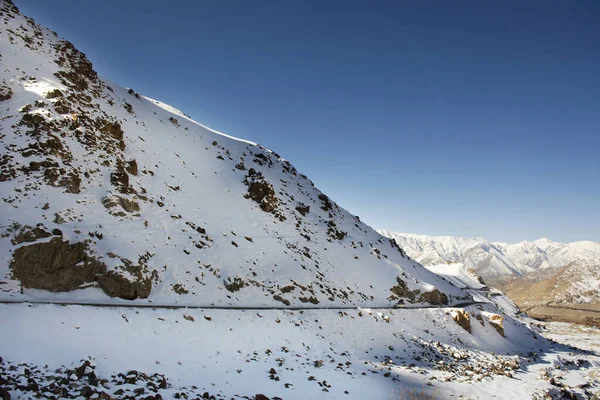 Uitzicht landschap met Himalaya gebergte bereik tussen Khardung L — Stockfoto