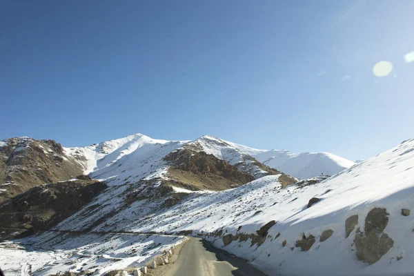 Ver paisaje con cordilleras del Himalaya entre Khardung L — Foto de Stock