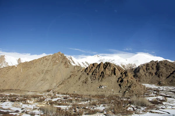 Uitzicht landschap van Leh Ladakh Village van Khardung La Road in Hi — Stockfoto