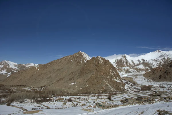 Uitzicht landschap van Leh Ladakh Village van Khardung La Road in Hi — Stockfoto