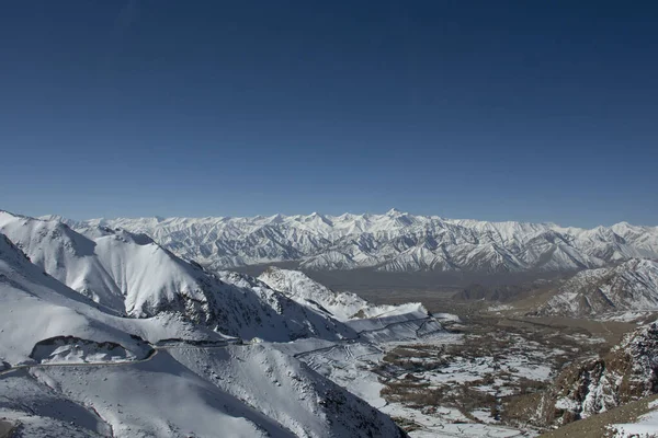Uitzicht landschap met Himalaya gebergte bereik tussen Khardung L — Stockfoto