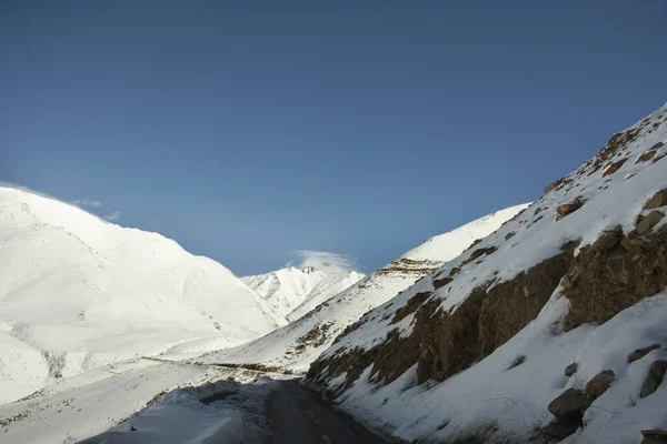 Ver paisaje con cordilleras del Himalaya entre Khardung L — Foto de Stock