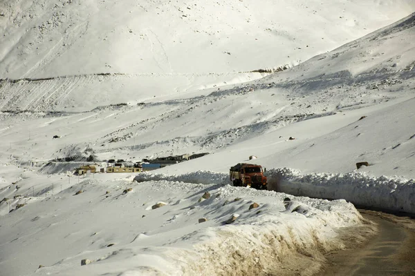 インドとチベットのドライブ車とKhardung La Rのカラフルなトラック — ストック写真