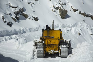 Hintliler ve Tibetliler kar temizleme makineleri kullanıyor. 