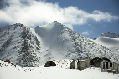 Himalayalar ile Khardung L arasındaki dağların manzarasını görüntüle