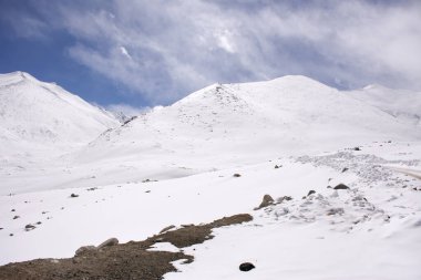Himalayalar 'ın Khardung La Roa' daki sıradağlarıyla manzara