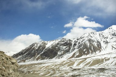 Himalayalar ile Khardung L arasındaki dağların manzarasını görüntüle