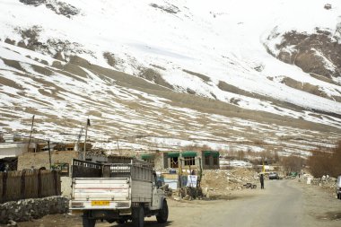 Himalayalar ile Khardung L arasındaki dağların manzarasını görüntüle