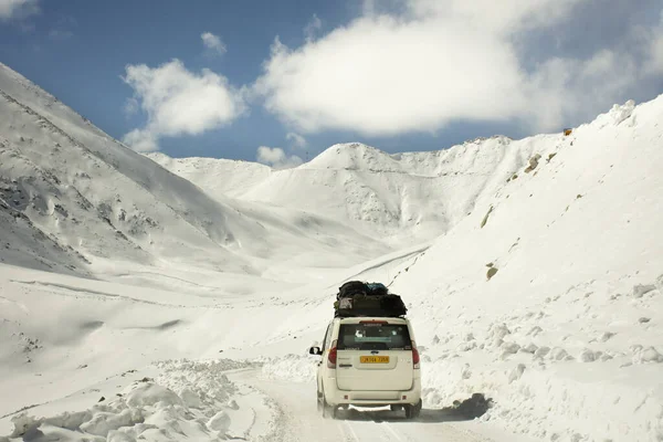 Indian people driving van on Khardung La road pass go to Nubra V — Stock Photo, Image