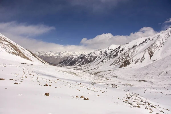 Uitzicht landschap met Himalaya gebergte op Khardung La roa — Stockfoto