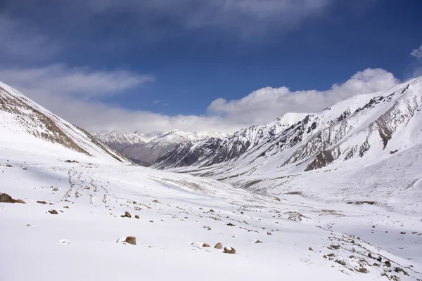 View landscape with Himalayas mountains range on Khardung La roa — Stock Photo, Image