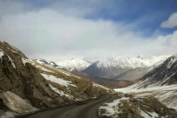 Ver paisaje con cordilleras del Himalaya entre Khardung L — Foto de Stock