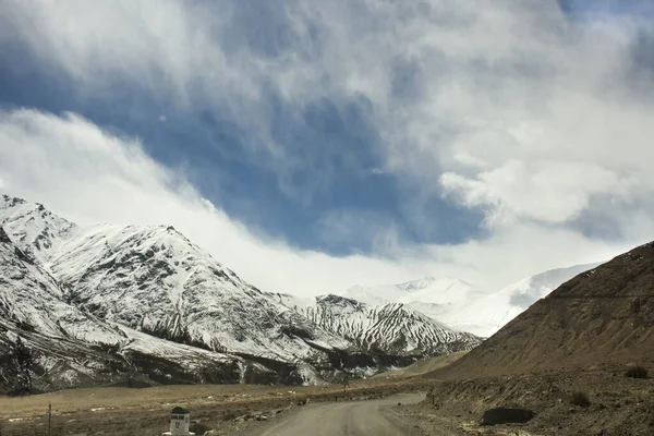 Ver paisaje con cordilleras del Himalaya entre Khardung L — Foto de Stock