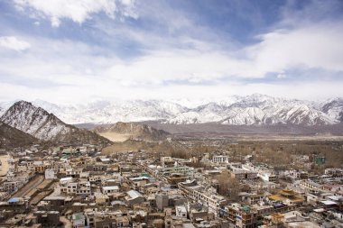Himalaya ile Leh Ladakh Köyü 'nün manzarası ve manzarası
