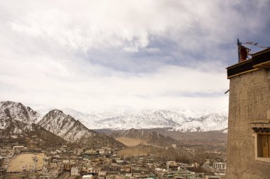 Himalaya ile Leh Ladakh Köyü 'nün manzarası ve manzarası