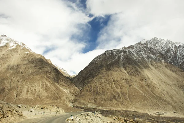 Ver paisaje con montañas del Himalaya y entre Diskit - Tur — Foto de Stock