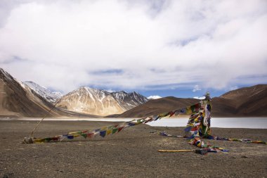 Himalayalar 'ın dağlarında kutsanmak için dua bayrağı