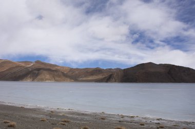 Himalayalar ve Pangong Tso yüksek gra ile manzara